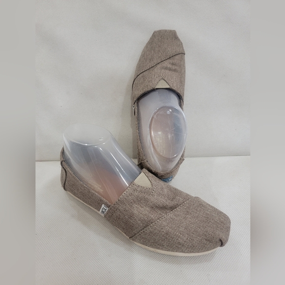 TOMS TAN SLIP ON FLATS ( sz‎ 7.5) - Picture 1 of 7